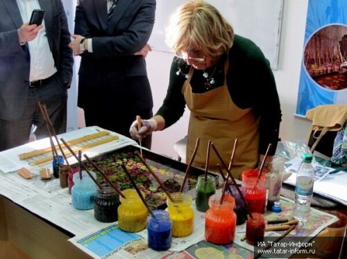 Турецкая художница научила казанцев рисовать на воде